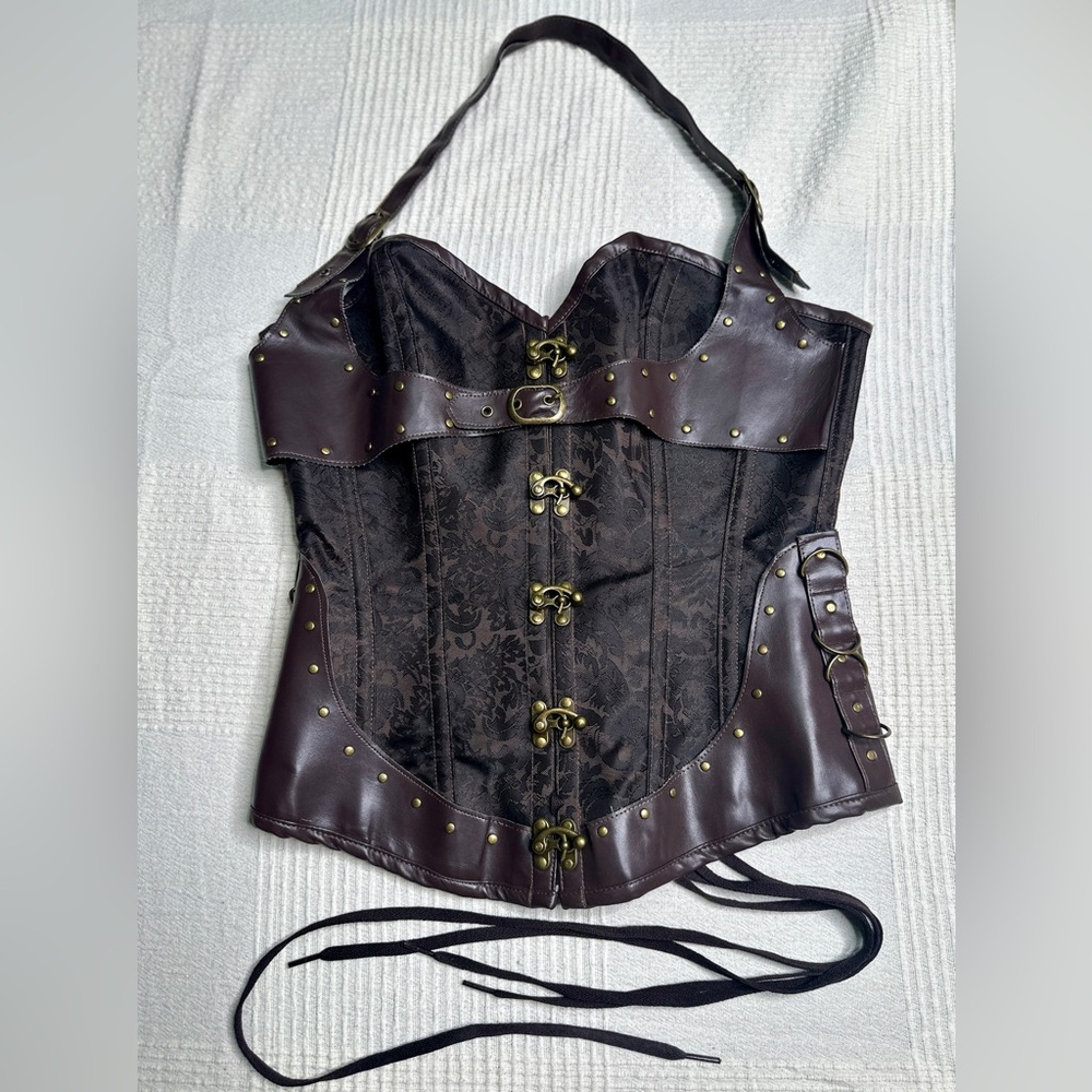 Vintage Corset with Buckle Details - Picture 2 of 10